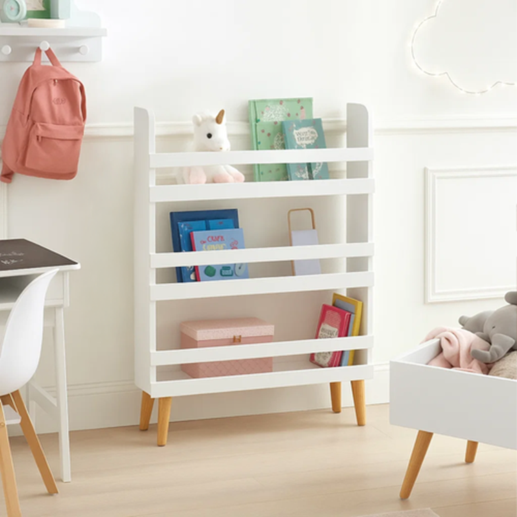 regál na hračky a knihy